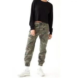 Aritzia Tna Alix Pant High Waisted Elastic Cuff Green Camo Joggers Small